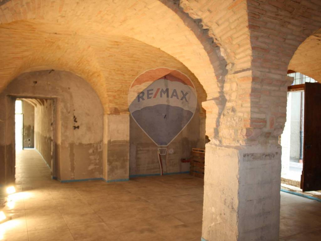 Locale Commerciale Vendita Foligno Rif 94306470 Immobiliare it