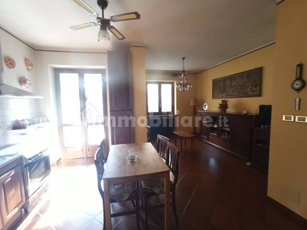 soggiorno con angolo cottura 2° appartamento