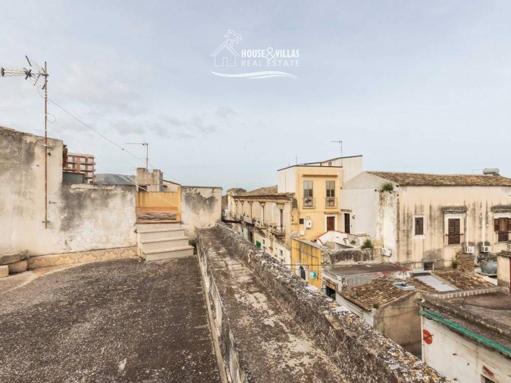 palazzetto in centro storico ad avola 09