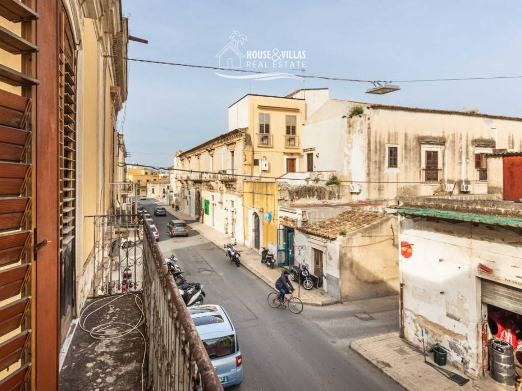 palazzetto in centro storico ad avola 13