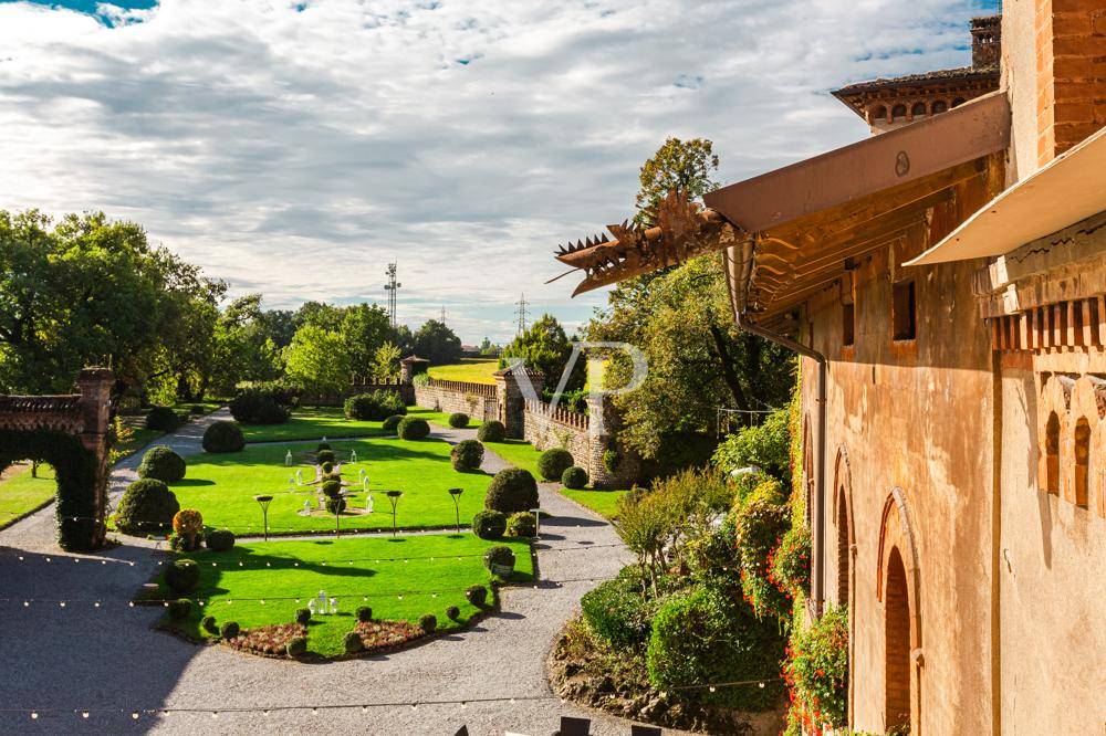 Castello di Marne - Vista del giardino interno dal salone del primo piano