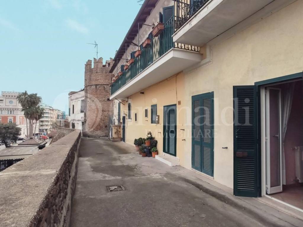 Sale Apartment Nettuno. 3room flat in via Del Baluardo 23. Good