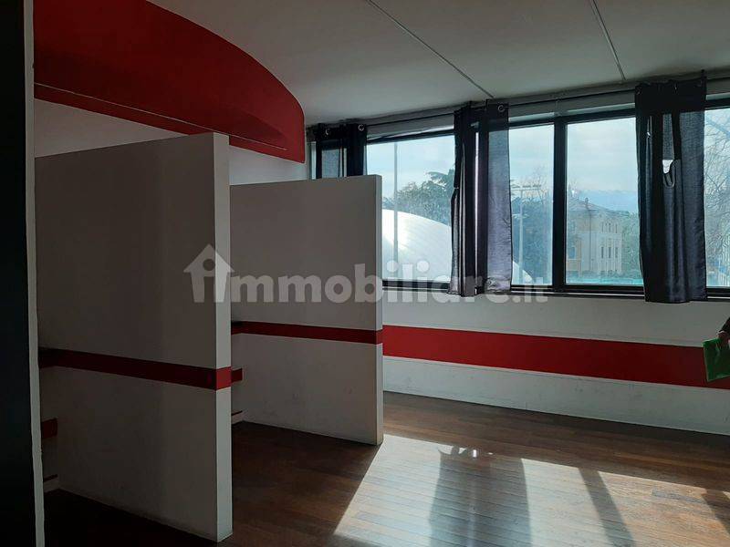 Locale Commerciale Vendita Foligno Rif 94947646 Immobiliare it
