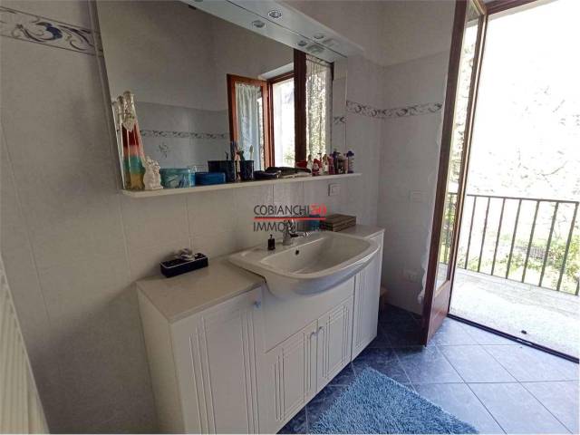 bagno piano primo con box doccia e balcone