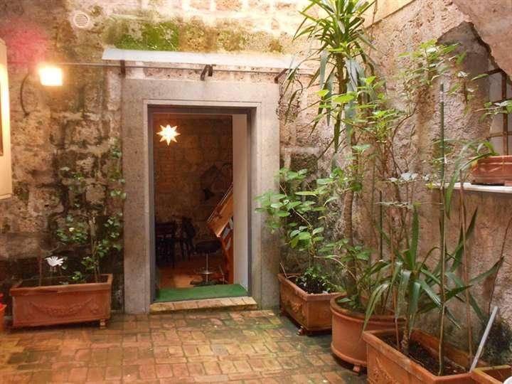 appartamento con spazio esterno tuscania vende