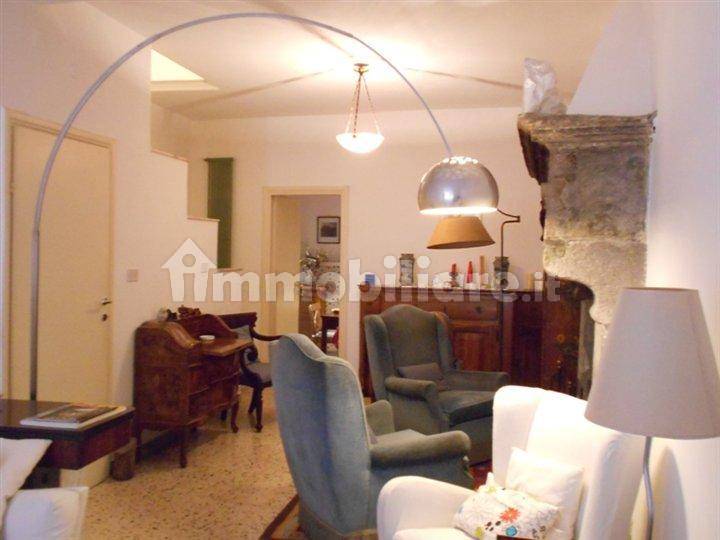 appartamento indipendente tuscania vende