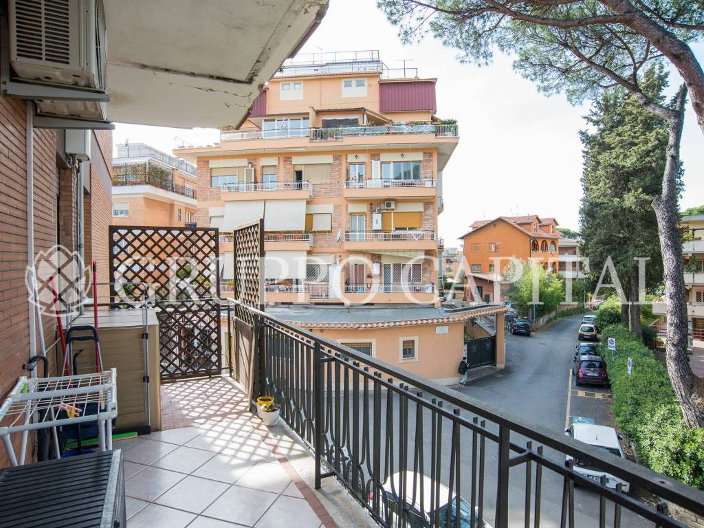 Vendita Appartamento Roma. Trilocale in via delle Benedettine. Buono stato,  secondo piano, con balcone, riscaldamento autonomo, rif. 95140234