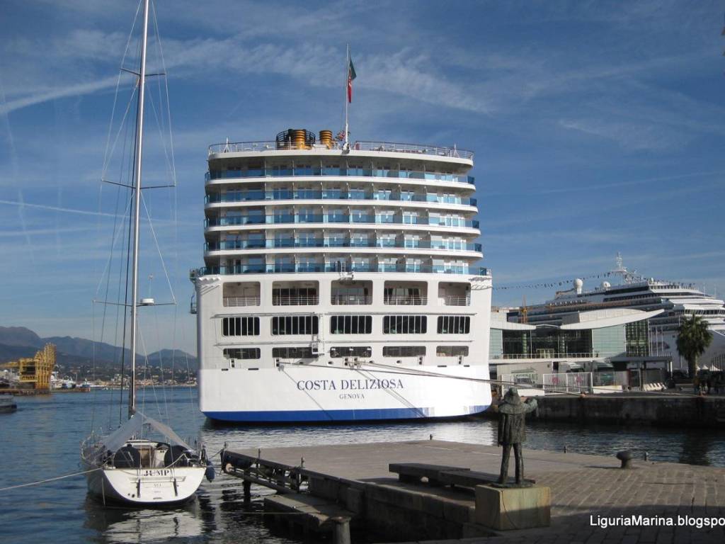 19-la_nave_Costa_Deliziosa_nel_porto_di_Savona.JPG