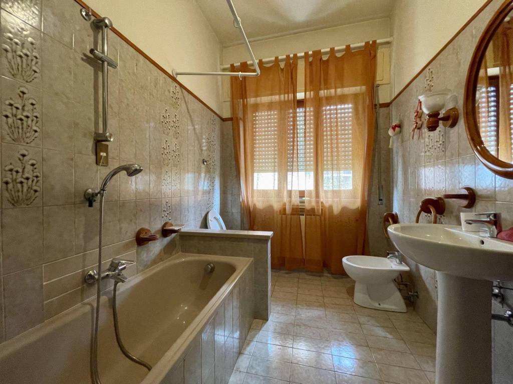 Vendita Villa unifamiliare in via dei Pubblici Macelli Lucca. Da  ristrutturare, posto auto, con terrazza, riscaldamento centralizzato, 432  m², rif. 95299002