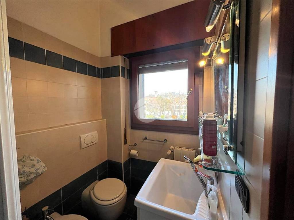 Bagno adiacente alla cucina