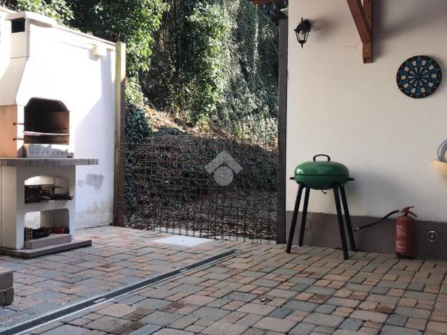 CORTILE CON FORNO IN MURATURA