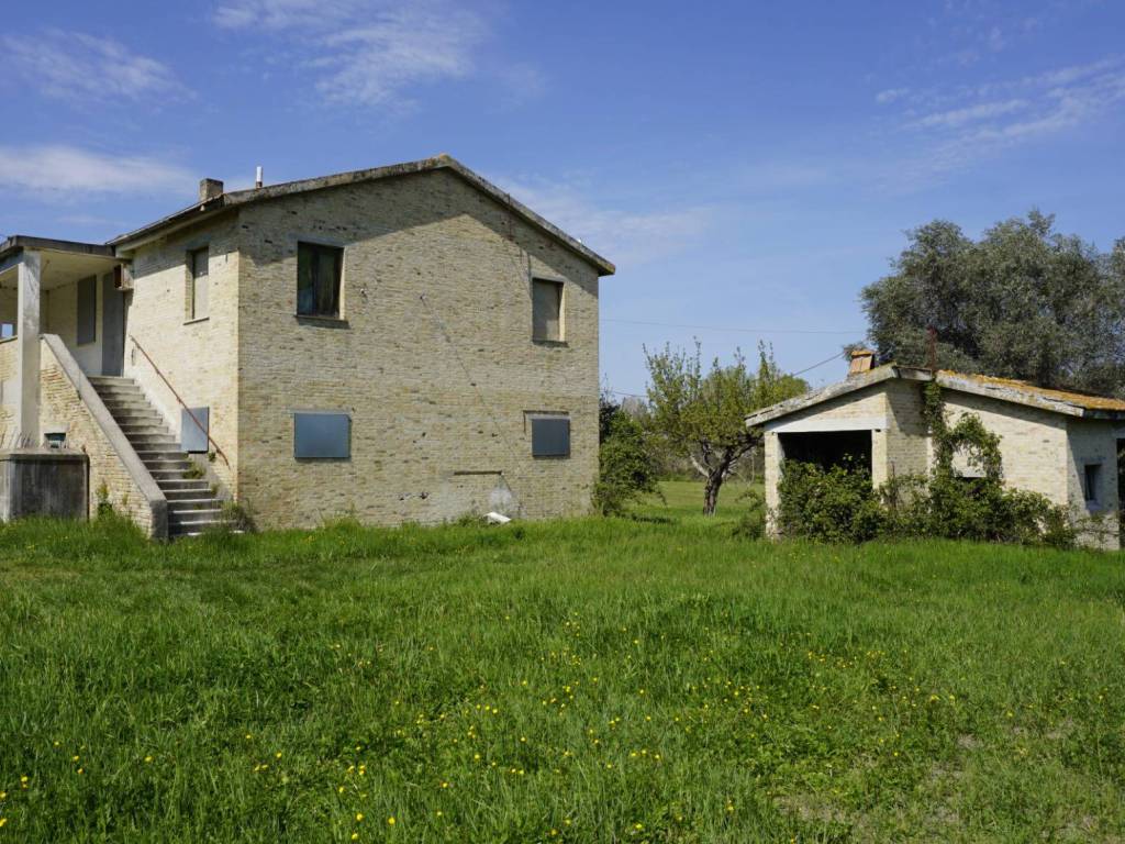 casolare ed annesso agricolo