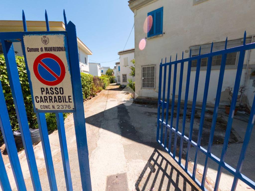 Vendita Appartamento Manfredonia. Trilocale in viale degli Eucalipti 9.  Buono stato, primo piano, posto auto, con balcone, riscaldamento autonomo,  rif. 95372348