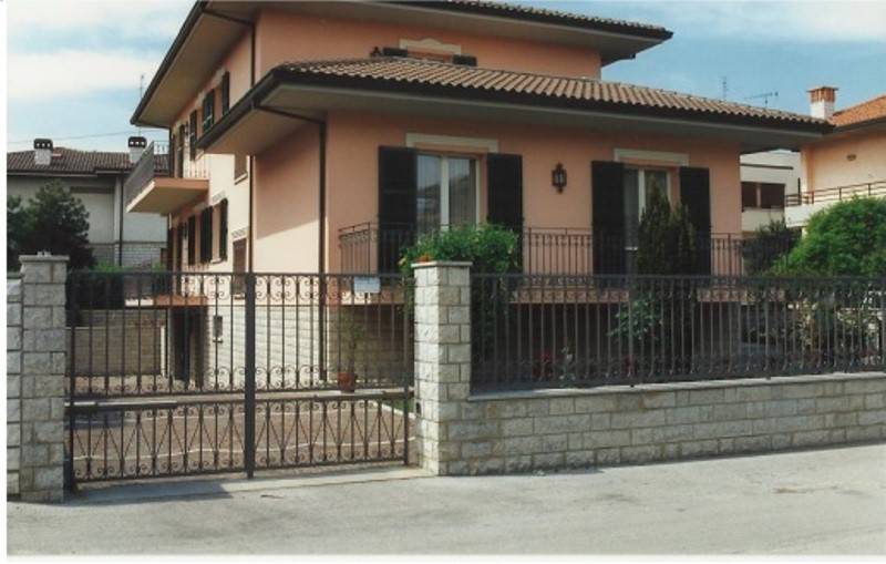 Vendita Villa unifamiliare in via Antonio Piccinini Fano. Ottimo stato,  posto auto, con terrazza, riscaldamento autonomo, 430 m², rif. 95390328