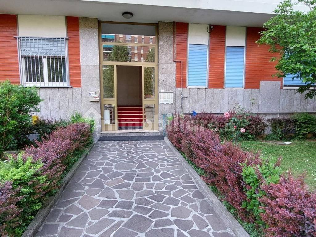 Affitto Appartamento Cologno Monzese. Monolocale in viale Emilia 53. Ottimo stato, quarto piano