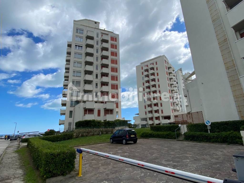 Affitto Appartamento Misano Adriatico. Trilocale in via delle Rose 2. Buono  stato, sesto piano, con terrazza, riscaldamento autonomo, rif. 95481874