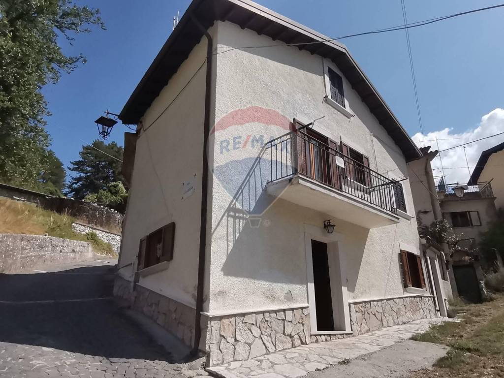 Vendita Appartamento Villetta Barrea. Quadrilocale in via Castello. Buono stato, piano terra