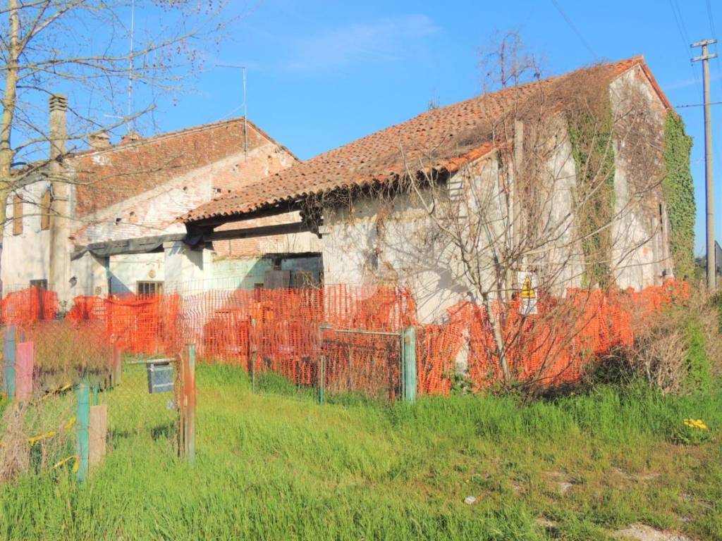 Vendita Casa colonica in via seghe 14 Piazzola sul Brenta. Da  ristrutturare, 186 m², rif. 83342793