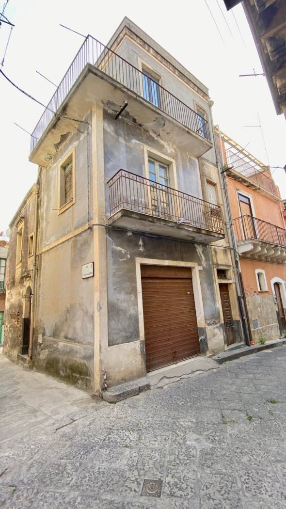 Palazzo - Edificio in vendita a Motta Sant'Anastasia