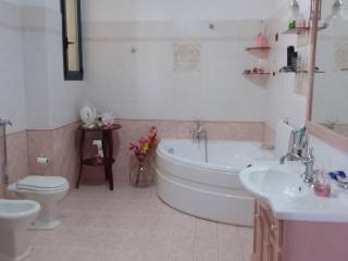 BAGNO PRINCIPALE CON VASCA E DOCCIA