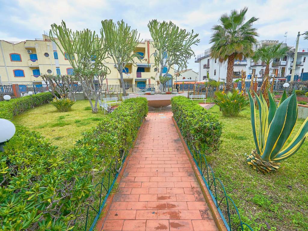 Sale Apartment GiardiniNaxos. 3room flat in viale Jannuzzo 8. Good