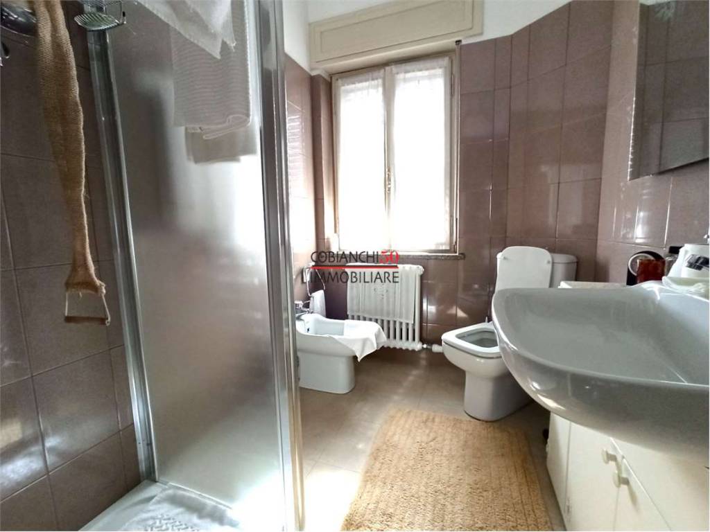 bagno con box doccia piano terra