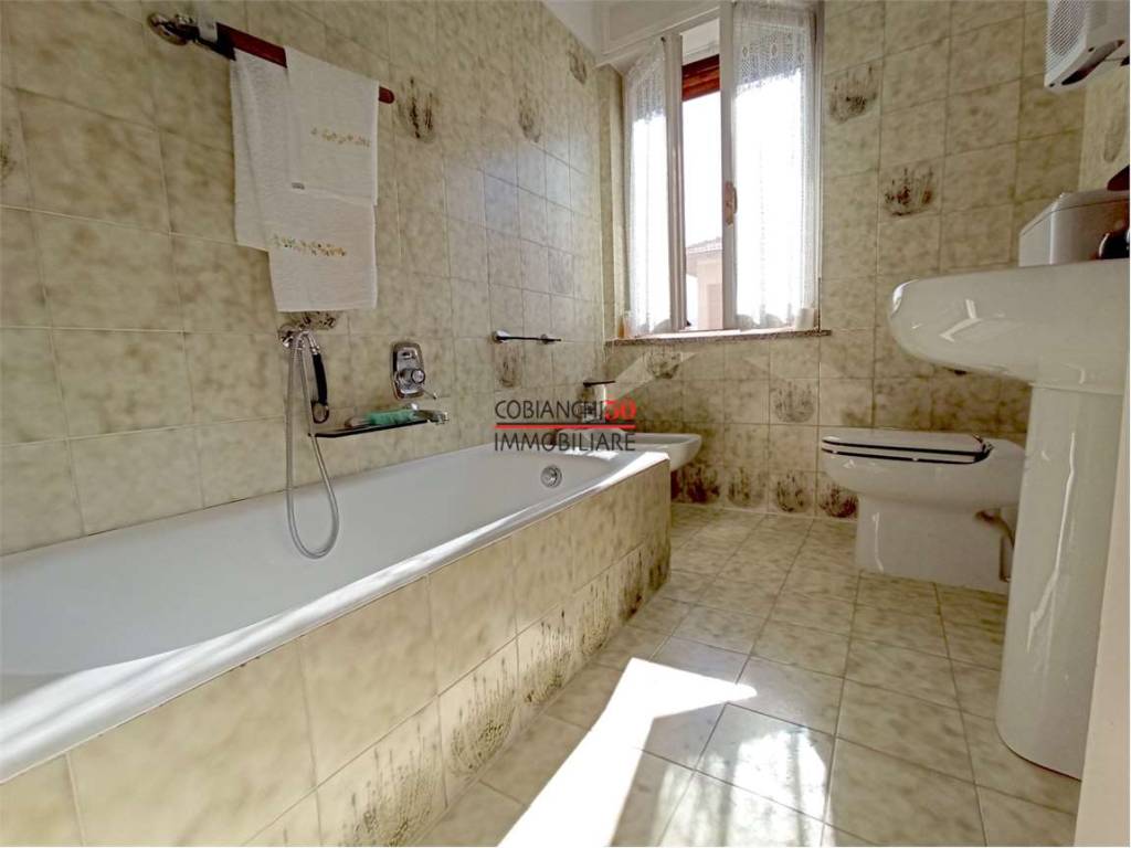 bagno con vasca primo piano