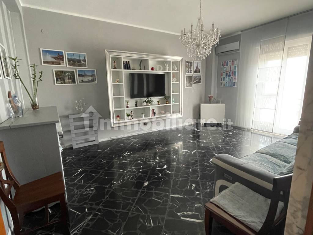 Sale Apartment Mola di Bari. 4room flat in via Giovanni Bovio. Good