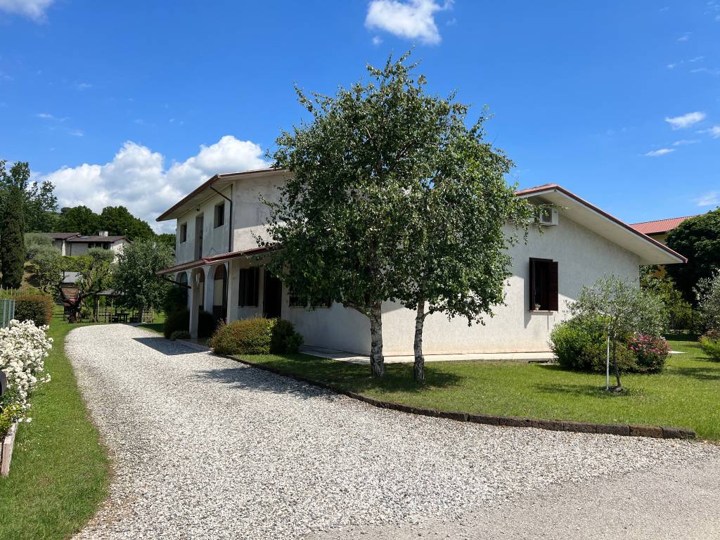 Vendita Villa unifamiliare in viale Asiago 147 Bassano del Grappa. Buono stato, posto auto, con