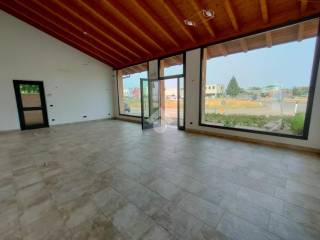 Locale lato strada