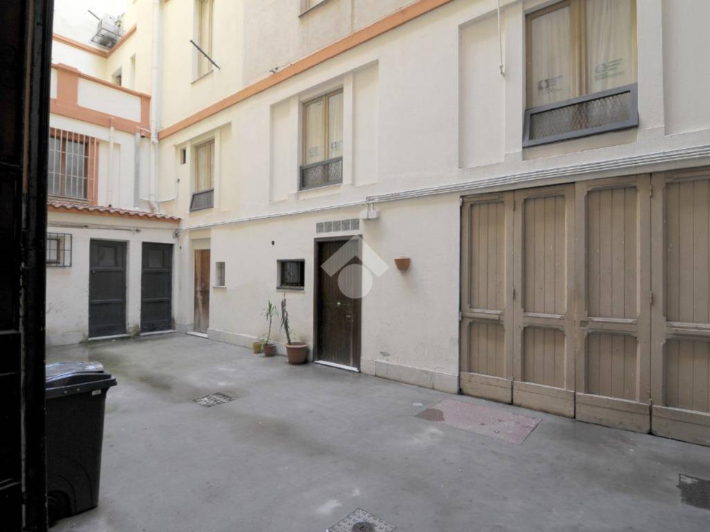 Cortile condominiale / ingresso al locale