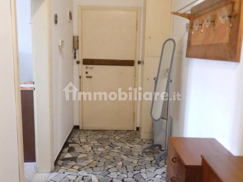 Rent Apartment Bologna. 3room flat in via Beroaldo. Good condition