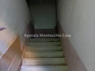 la scala che porta al primo piano