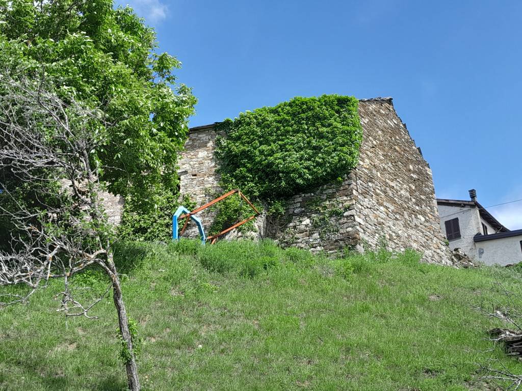 vista da sotto l'edificio rurale