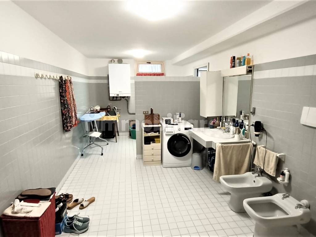 ampia zona lavanderia con bagno