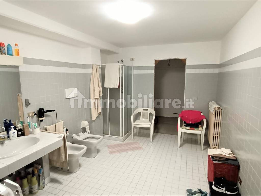 ampia zona lavanderia con bagno