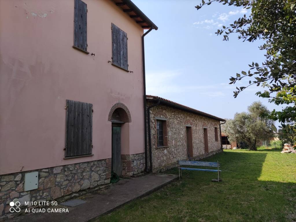 casa padronale con cascina in pietra da sviluppare