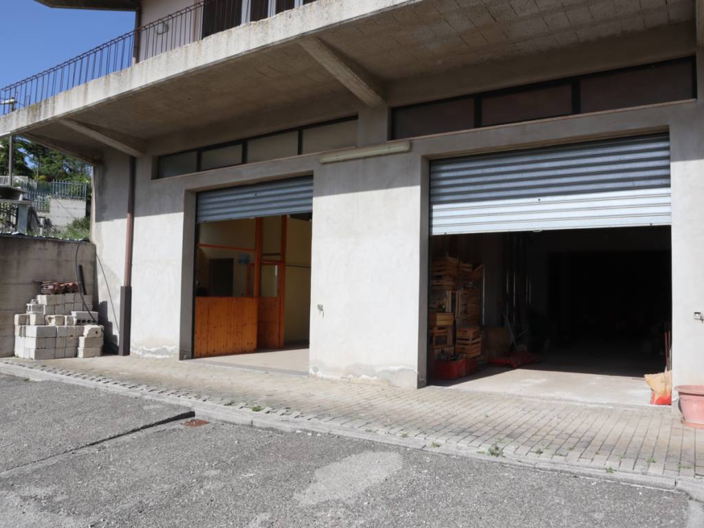 Locale commerciale via fonte ceciliana 36/38, potenza