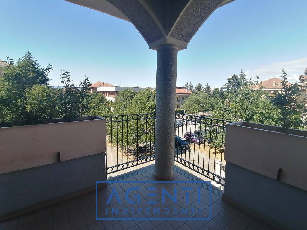Vendita Appartamento Nova Milanese. Trilocale in via Achille Grandi.  Ottimo stato, secondo piano, posto auto, con balcone, riscaldamento  autonomo, rif. 96443436