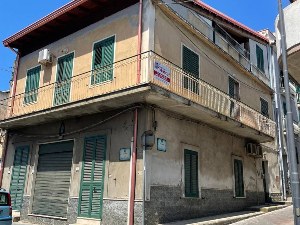 Vendita Appartamento in via Nazionale. Sant'Alessio Siculo. Buono stato
