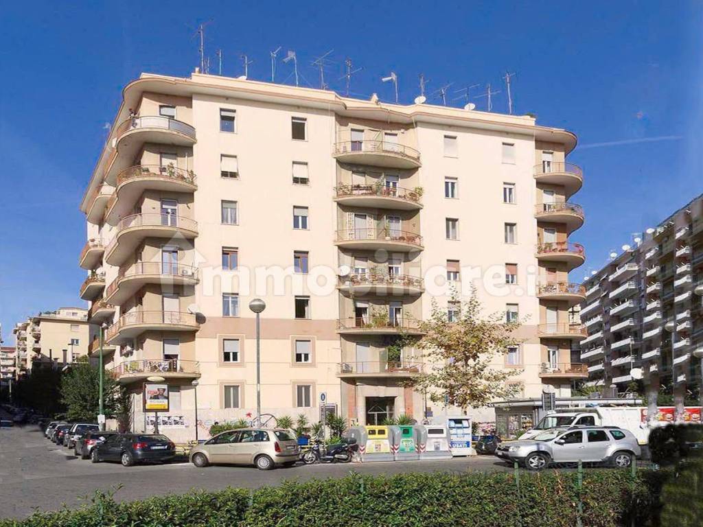 Affitto Appartamento in piazza Medaglie.... Napoli. Ottimo stato, terzo piano, con terrazza, rif