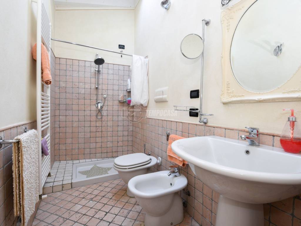 BAGNO FINESTRATO CON DOCCIA