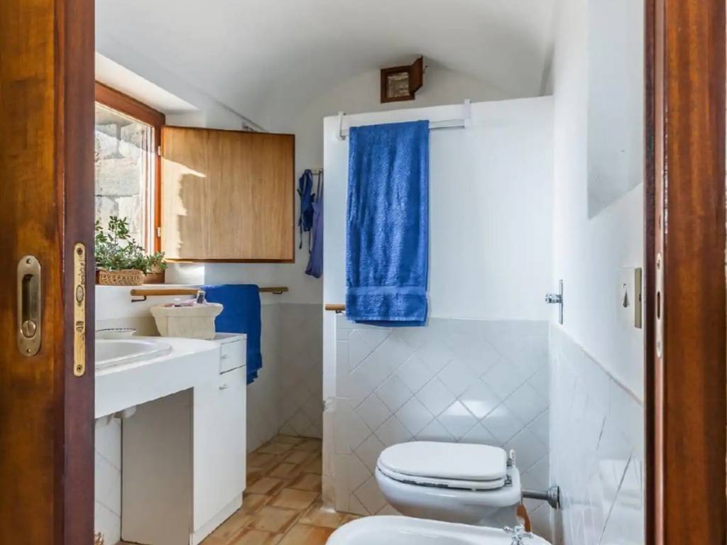 small dammuso bathroom