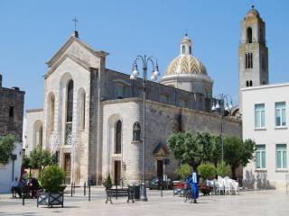 OSTUNI ALTO SALENTO PUGLIA ATTIVITA' COMMERCIALE