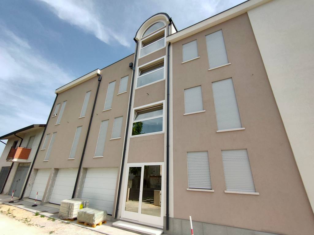 Vendita Appartamento Porto Viro. Trilocale in via Torino 1. Nuovo, primo  piano, posto auto, riscaldamento autonomo, rif. 96799636