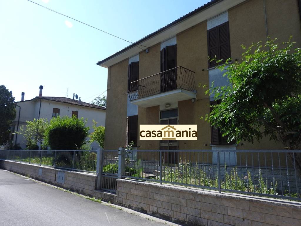 Vendita Villa bifamiliare in via Cinisco 2 Pergola. Posto auto, con  terrazza, riscaldamento autonomo, 200 m², rif. 96834010