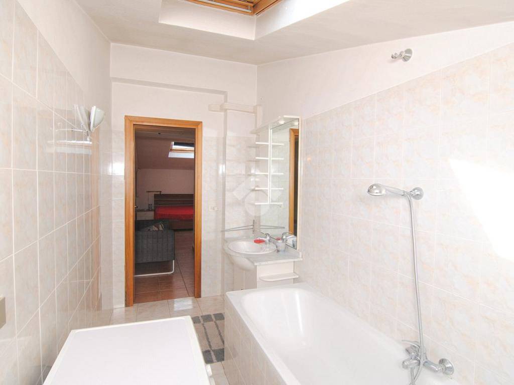 bagno finestrato con vasca