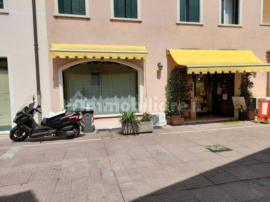Locale commerciale via Arasella, Isola Vicentina, Rif. 96898044