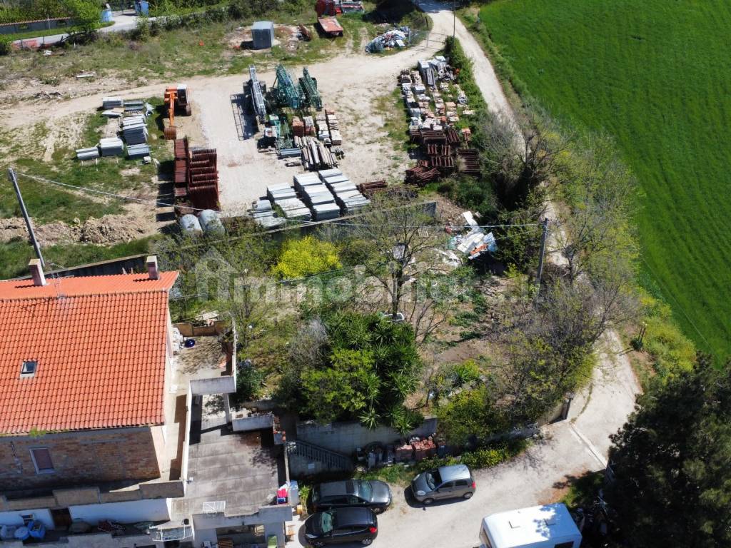 Vendesi casa con terreno a Spoltore Pescara