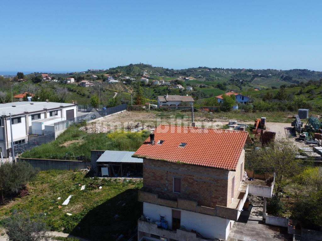 Vendesi casa con terreno a Spoltore Pescara